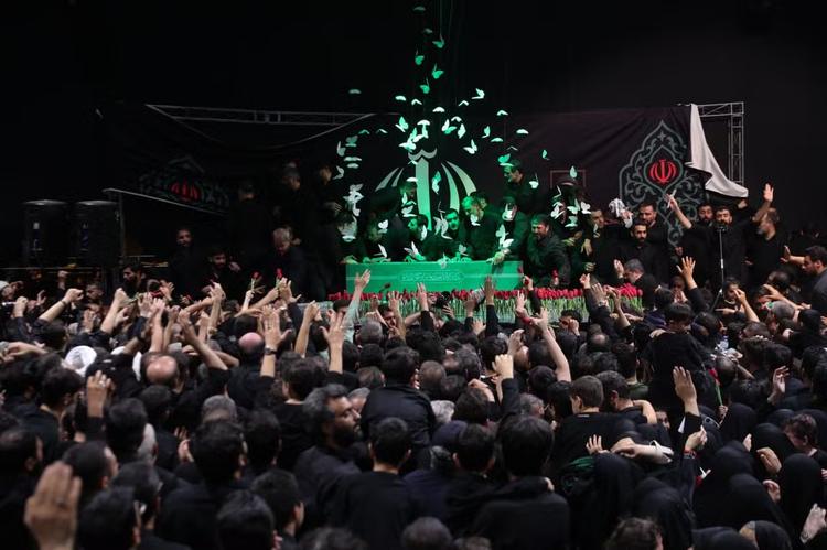 Funeral de Ali Khamenei começa no Irã 4 meses após morte em ataque de EUA e Israel