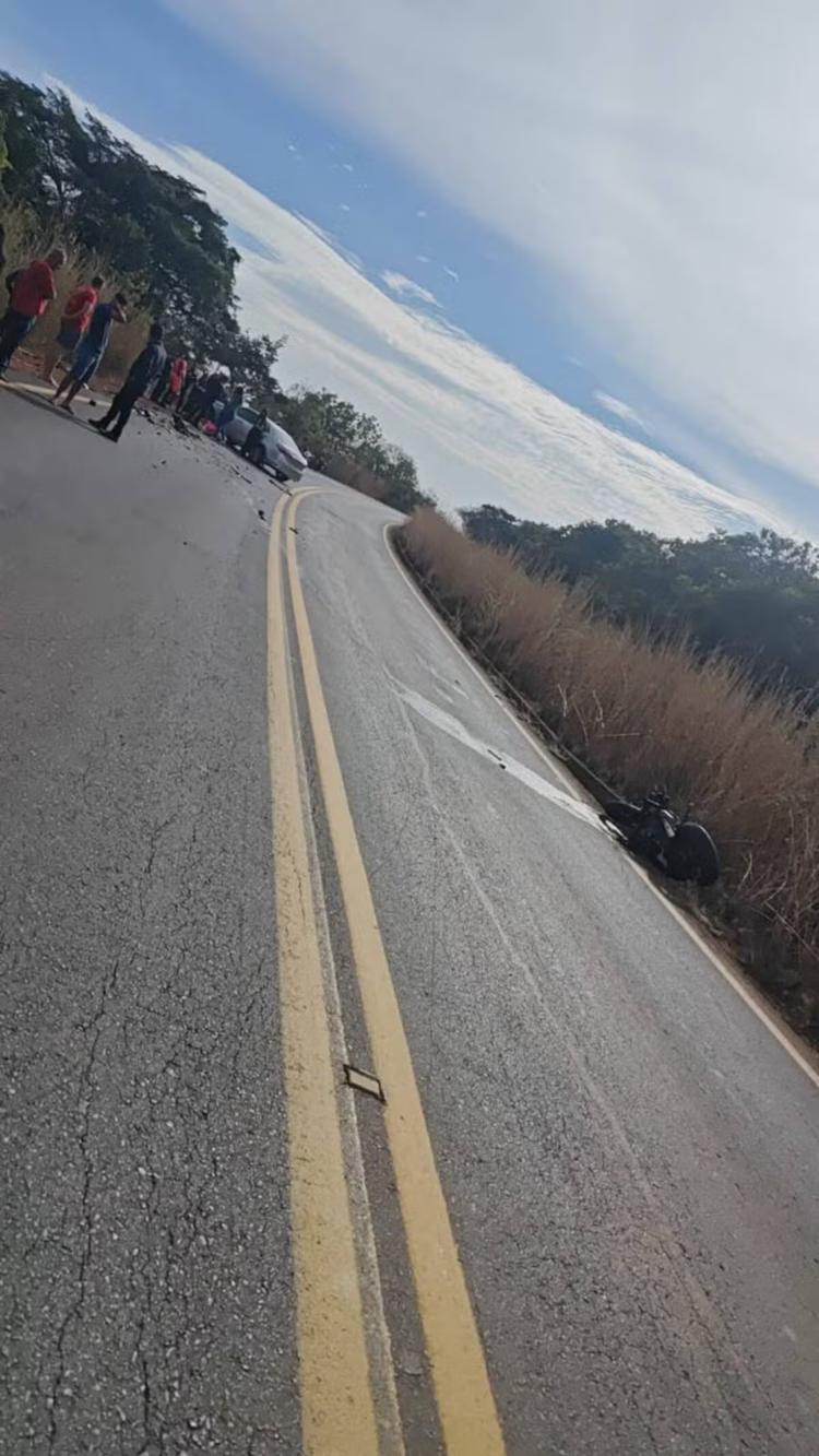 Motociclista morre após bater de frente com carro durante ultrapassagem na MG-188