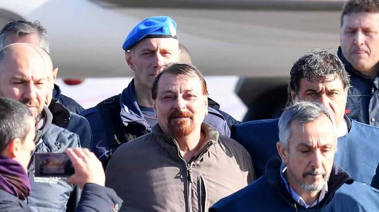 Battisti dal carcere vuol vedere il figlio. L'ira delle vittime