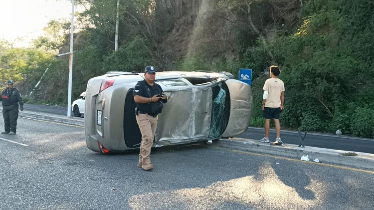 Joven salva la vida de milagro tras volcar y destrozar su auto en Tlatenchi
