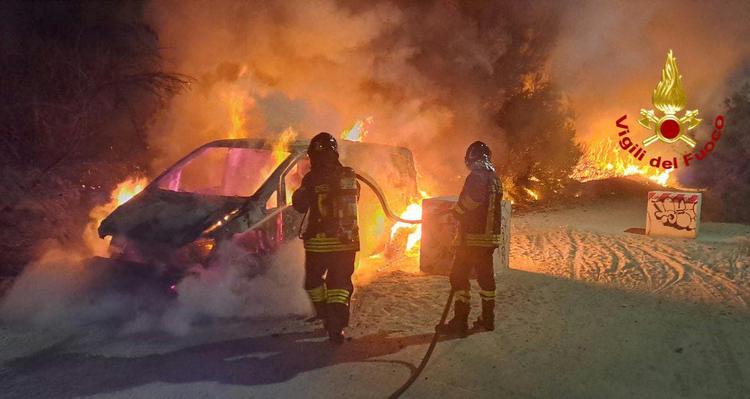 Pantanagianni, furgone in fiamme: incendio si propaga alla vegetazione