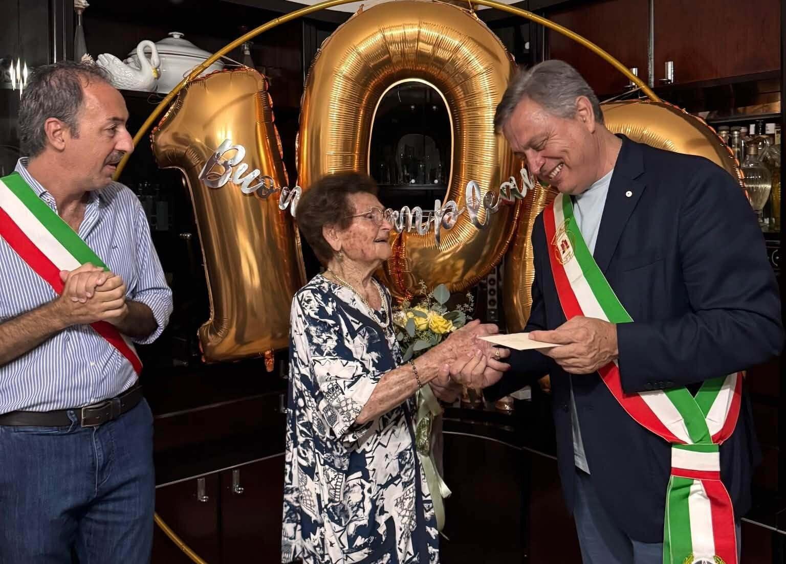 Castellabate in festa per i 100 anni di nonna Carmela Guariglia