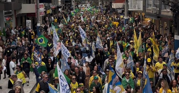 Manifestação contra o STF reúne multidão em Balneário Camboriú durante o feriado da Independência