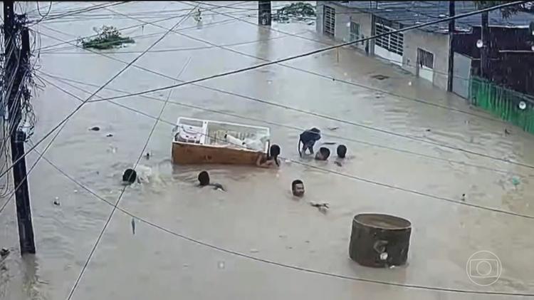 Quase 10 mil pessoas deixam as casas por causa das chuvas em Pernambuco