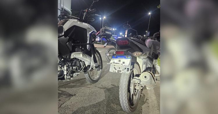 Moto é apreendida após ser flagrada com placa levantada em avenida importante de Balneário Camboriú