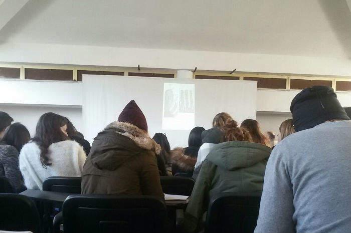 Studenti di Ascoli Piceno a lezione con i cappotti