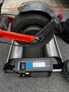 POL-EL: Nordhorn - 17-Jähriger flüchtet mit E-Scooter vor Polizei - Prüfstand zeigt über 70 km/h