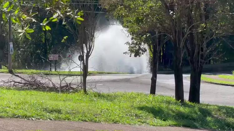 Rompimento de tubulação causa vazamento, e pressão da água preocupa moradores na Zona Sul de Ribeirão Preto