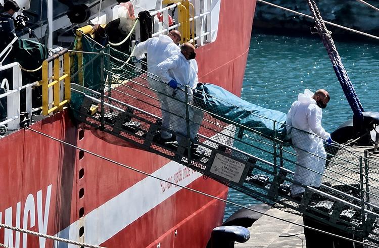 Life Support arriva a Bari con 48 naufraghi e sette vittime