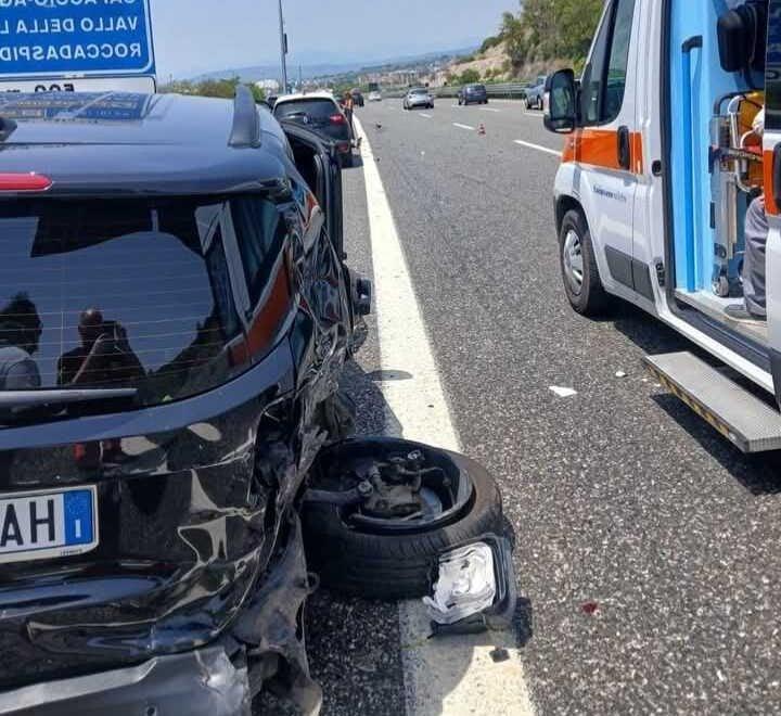 Maxi tamponamento sulla A2 tra Battipaglia ed Eboli: quattro feriti e traffico in tilt