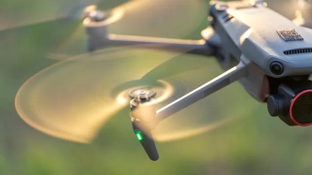 Homem usa drone para monitorar polícia e diz receber salário do tráfico