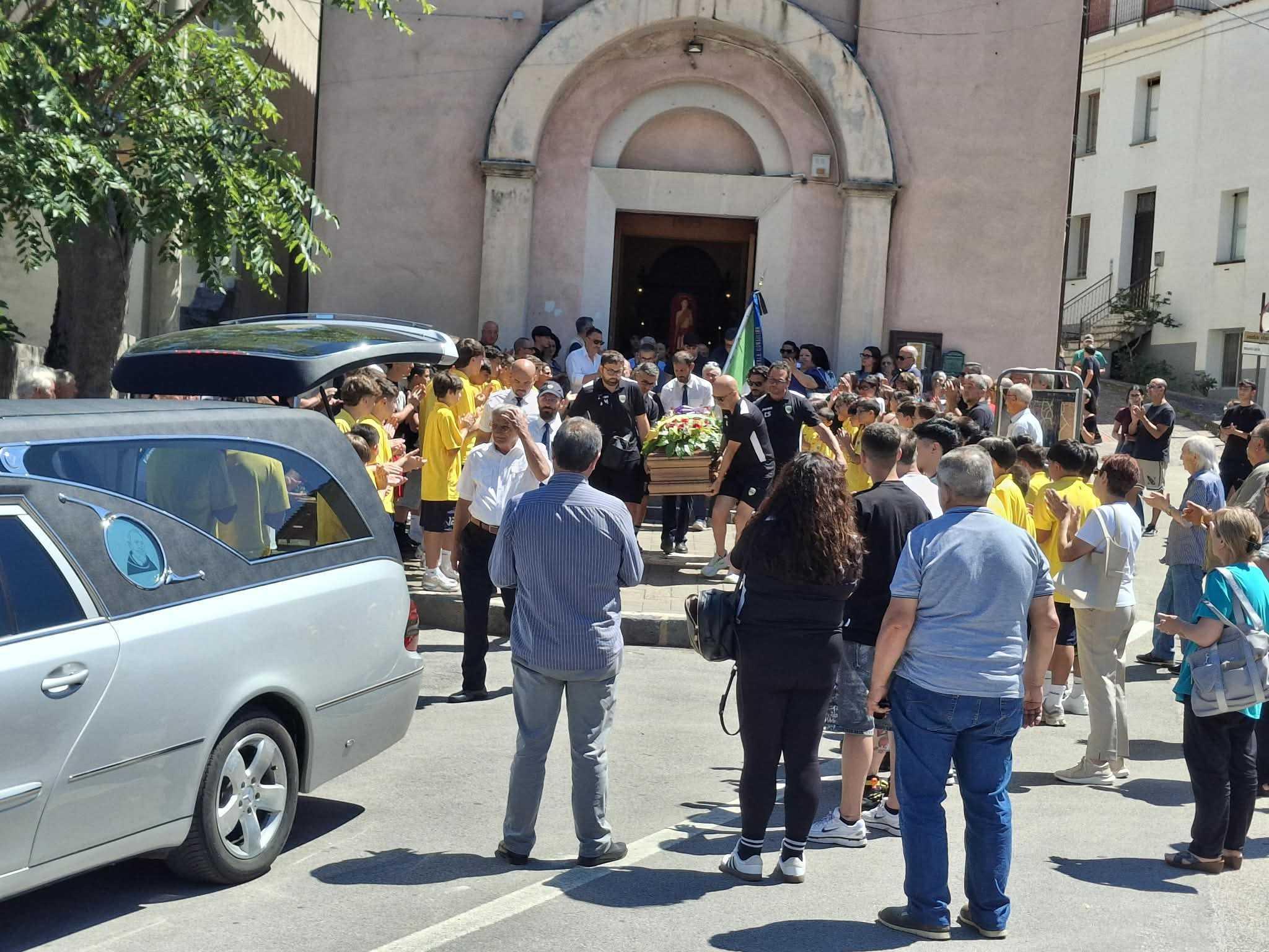 Sala Consilina e Salvitelle piangono Ciro Caruso: oggi l’ultimo saluto a un maestro di calcio e di vita
