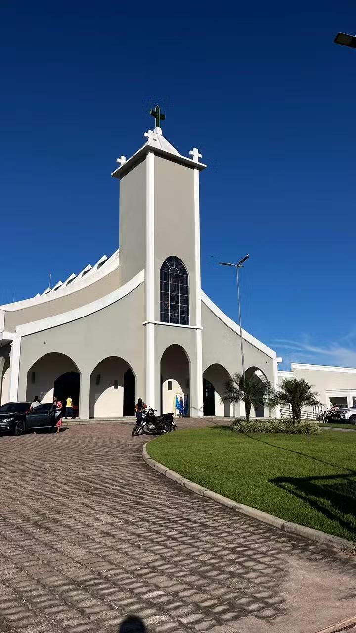 VÍDEO: incêndio compromete parte da estrutura de igreja e destrói itens sagrados em MT