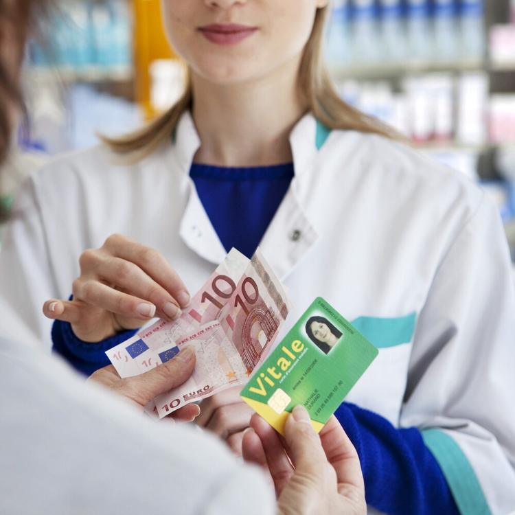 Farmacista 'perde' 50 anni di identità per una virgola nel codice fiscale