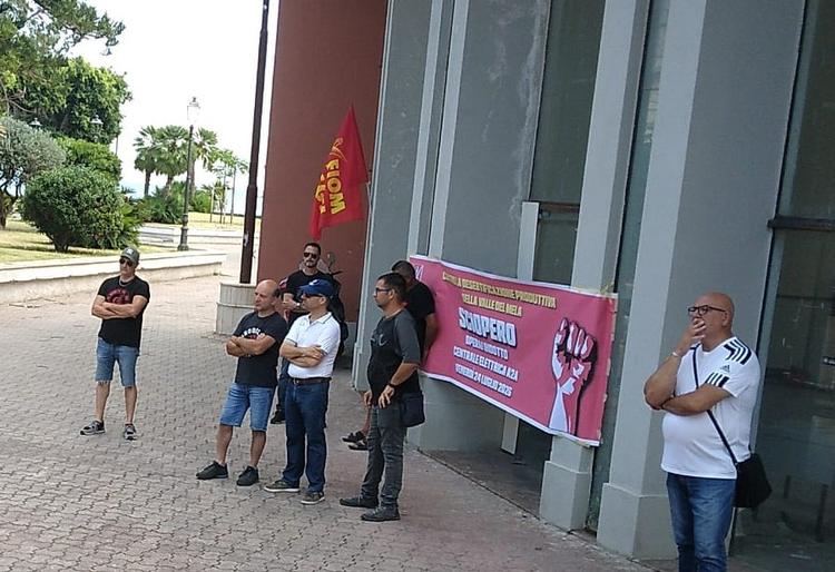 A2A, Terna blocca lo sciopero. In piazza gli operai dell’indotto. Il sindaco Gianni Pino: «Bisogna riconvertire la centrale»