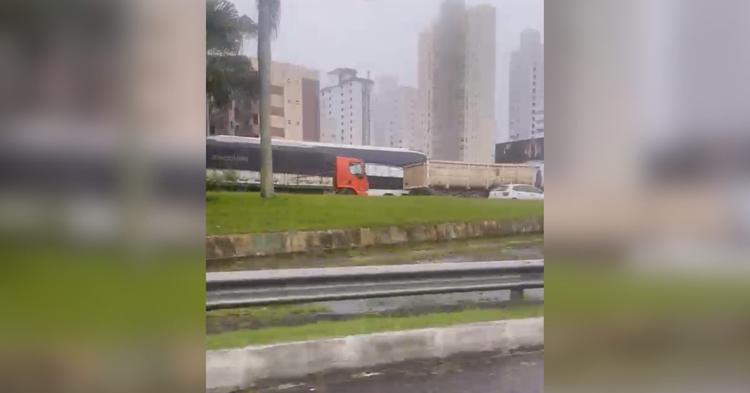 Acidente com caminhão causa dez quilômetros de congestionamento na BR-101 em Balneário Camboriú