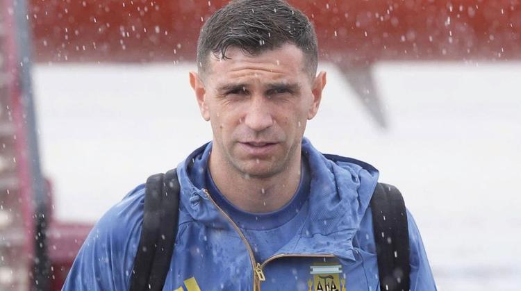 Alarma en Argentina: Emiliano 'Dibu' Martínez en duda para el debut mundialista por molestias en la mano