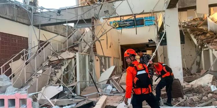 Indonesia, violento terremoto di magnitudo 7.7: sale a 47 il numero delle vittime. Seconda scossa di 6.9. Tajani: "Al momento non ci sono italiani coinvolti"