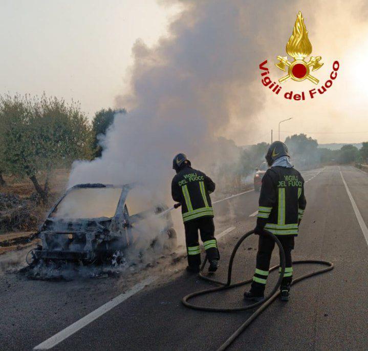 Smart in fiamme sulla Statale 379: paura a Torre Spaccata