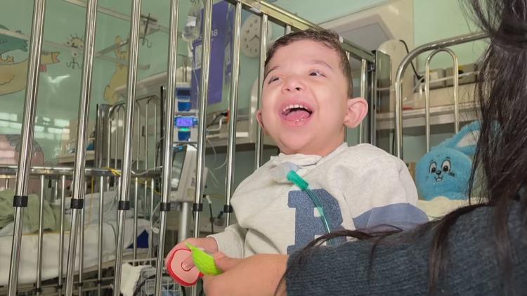 Uma vida no hospital: saiba quem é menino de 3 anos com síndrome rara que vive dentro de um quarto e nunca foi para casa