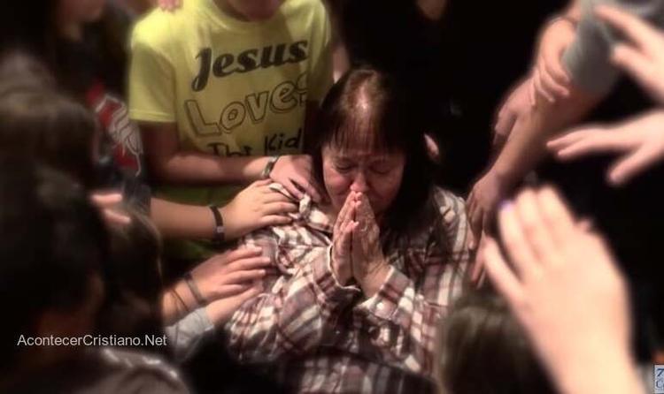 Anciana fue sanada de cáncer durante la oración de un grupo de jóvenes: "Jesús es real"