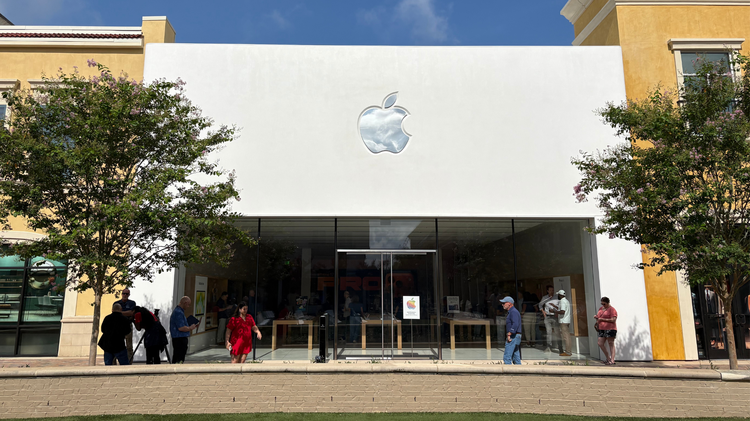 New Apple Store opens in Ridgeland, emphasizing commitment to area