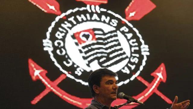 Corinthians: queda de Andrés teve bate-boca, vice expulso e espuma