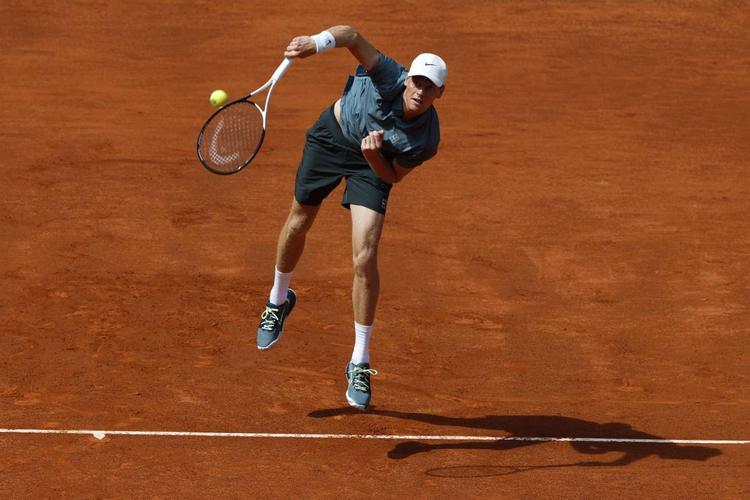 Sinner soffre ma vince in rimonta: Bonzi sconfitto in tre set