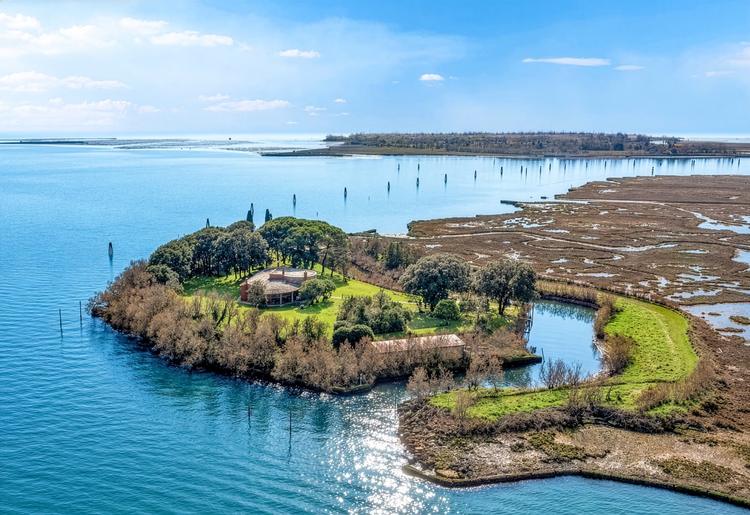 Ilha particular com forte napoleônico é colocada à venda na Itália por R$ 33 milhões; FOTOS