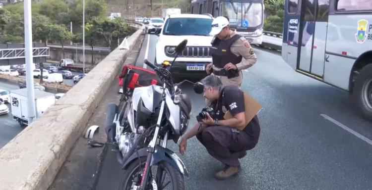 Motociclista morre após ser atingido por carro e cair de viaduto em BH