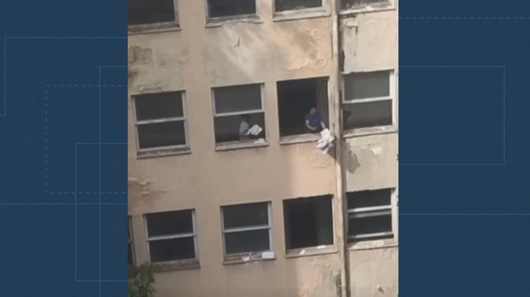 Documentos do antigo IML são jogados pela janela na Lapa; prédio guarda registros da ditadura militar