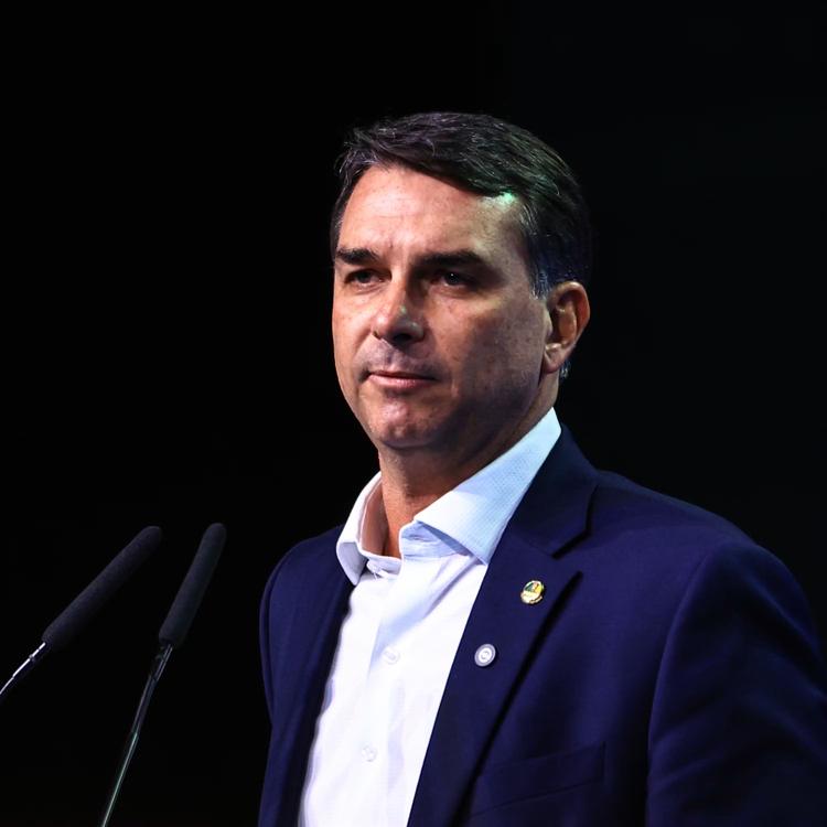 PF inicia apuração sobre filiação indevida de Flávio Bolsonaro ao Missão