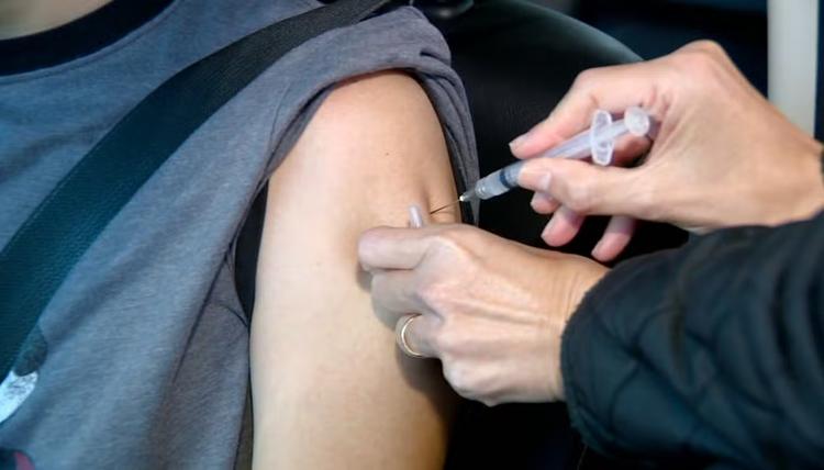 Vacina contra HPV segue disponível para crianças, adolescentes e grupos prioritários em Manaus