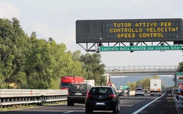 Ferie brevi e low cost, caro carburanti incide sul ponte del 2 giugno