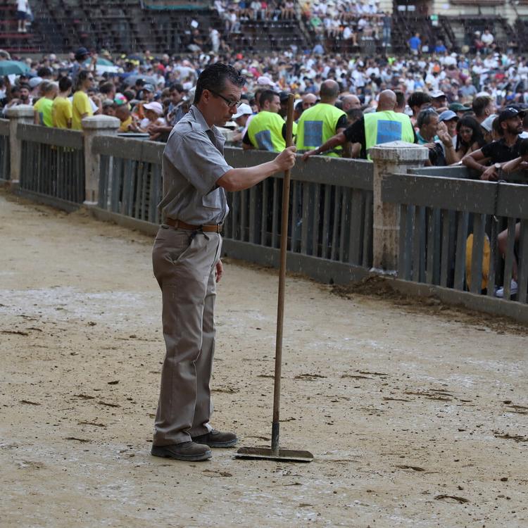 Il maltempo si sposta al Centro-Sud. Rinviato il Palio di Siena