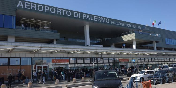 Chiude le dita davanti ai poliziotti, ragusana portata in salvo a Palermo: viveva segregata in Egitto