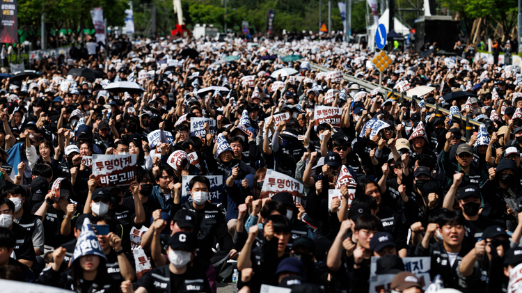 Samsung Electronics Co. workers chant slogans during a rally ahead of a strike, scheduled to take place from May 21, outside the company's semiconductor plant in Pyeongtaek, South Korea, on Thursday, April 23, 2026.