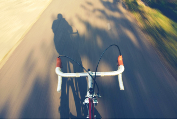 Cómo la radio en el ciclismo transformó las decisiones tácticas en etapas de 200 kilómetros