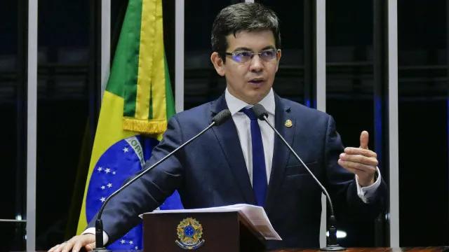 Randolfe diz que o governo quer levar a PEC da 6x1 ao plenário do Senado nesta quarta