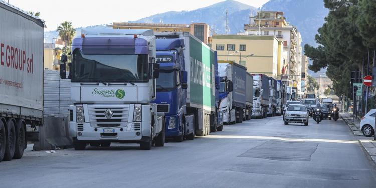 Autotrasportatori siciliani sulle barricate. E si fermano anche i pescherecci
