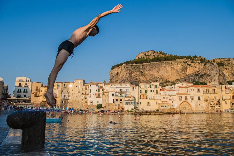 Un tuffo nel mare di Cefalù: il modo migliore per vivere l’estate❣️🌊 #visitcefalu