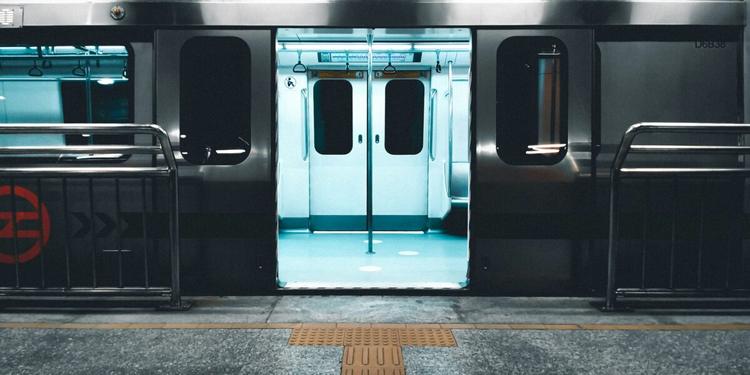 Roma, uomo morto investito da un treno della metro B alla Garbatella