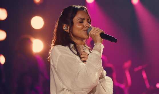 Julia Vitória lança álbum deluxe com canção inédita após 