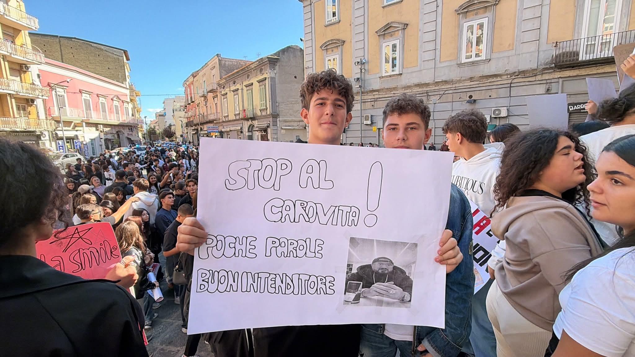 Giugliano, gli studenti scendono in piazza contro il carovita: «La scuola è un diritto, non un lusso»