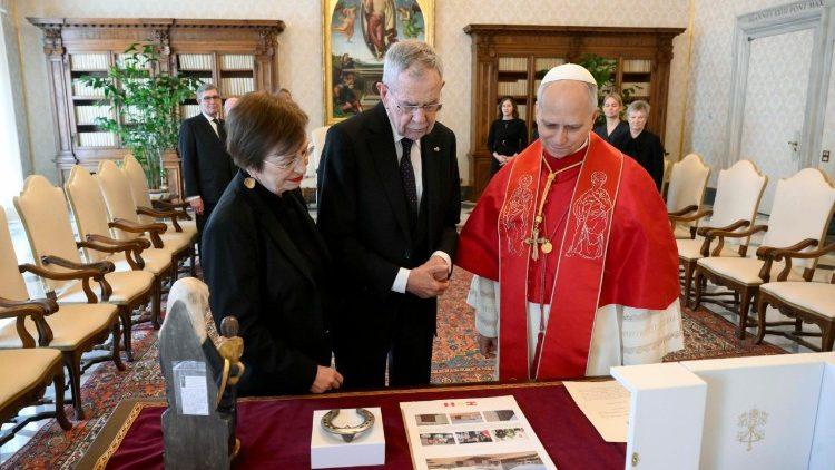 Österreichs Bundespräsident zählt auf Friedensstimme von Papst Leo