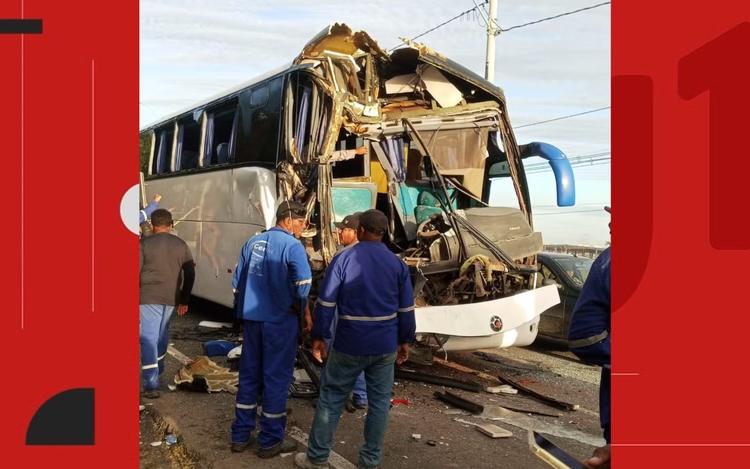 Batida entre ônibus e caminhão deixa 17 trabalhadores de empresa que presta serviço para BYD feridos; duas pessoas estão em estado grave