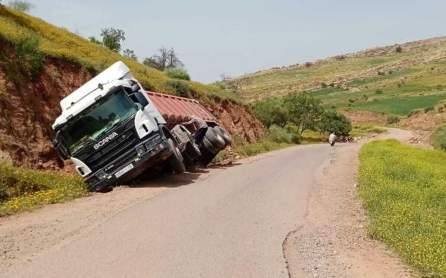 انقلاب شاحنة بين آيت أورير وسبت إكرفروان +صور