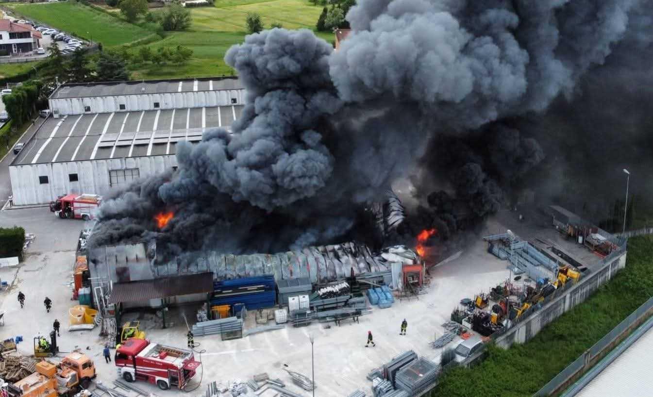 Incendio Infravie a Sant’Arsenio: esami Arpac escludono la contaminazione