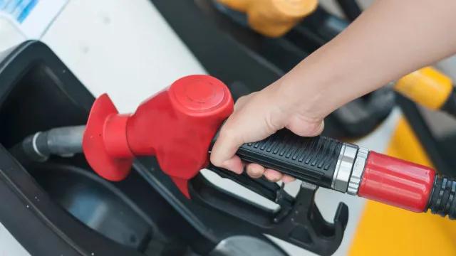 Preços de combustíveis caem 1,47% e reduzem custos de grupo Transportes no IPCA-15