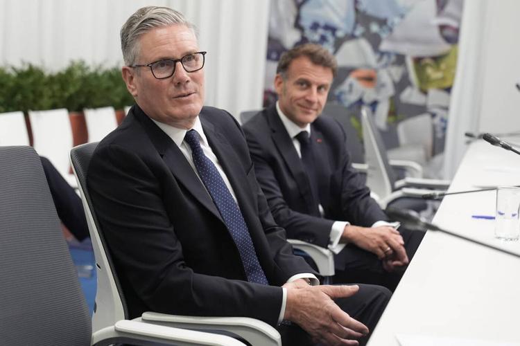 Starmer ora traballa sui fondi per le armi. Lasciano due ministri